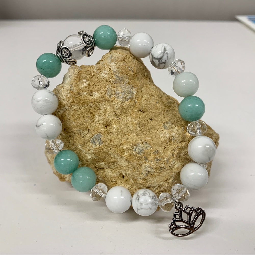 Green Adventurine, Howlite and crystal bracelet